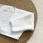 Chaqueta Corta Bordada Perlé Blanco Celeste - Imagen 2